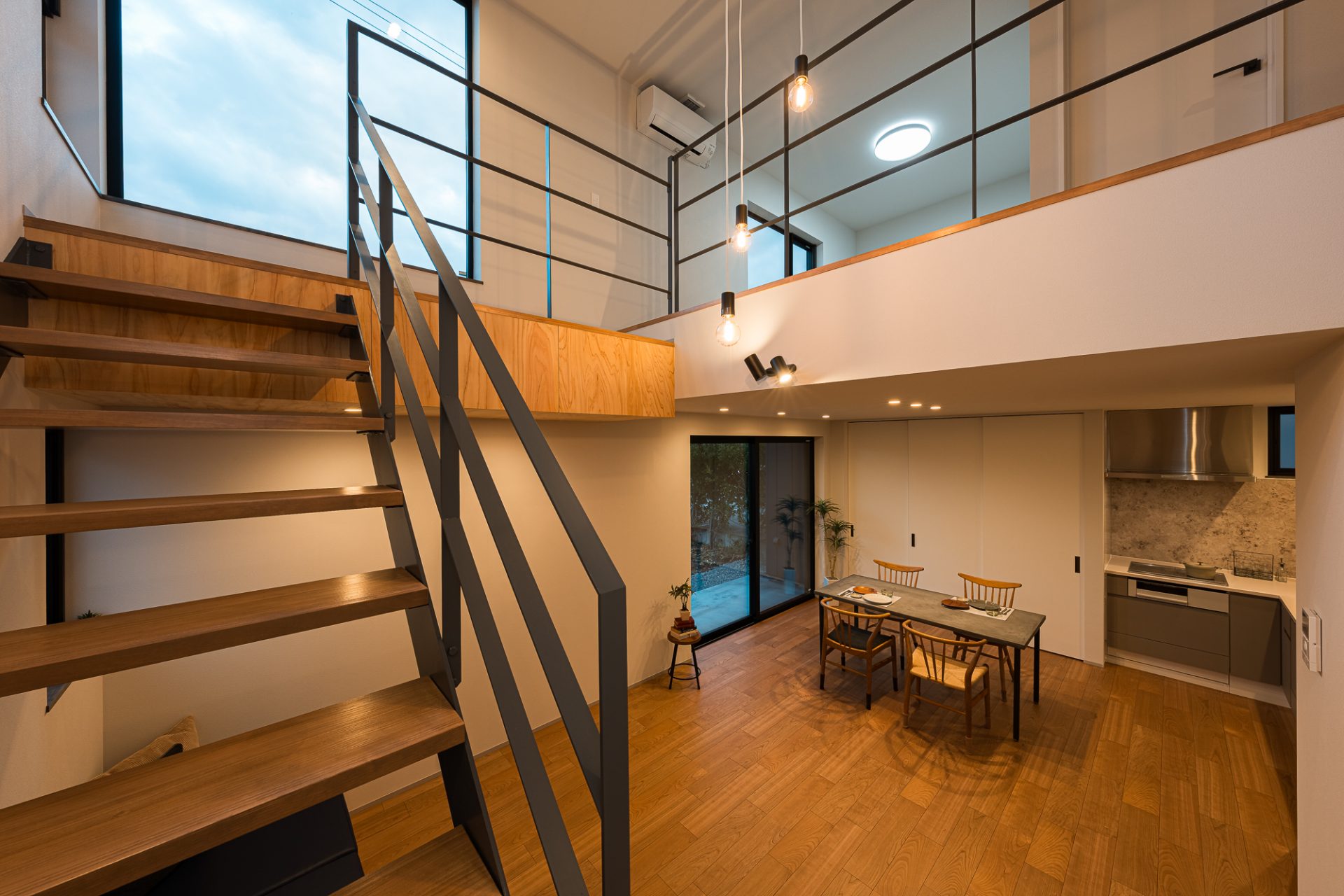 プライバシーを守る！都市部で“のびのび暮らせる”温もりのある金属外壁の住まい